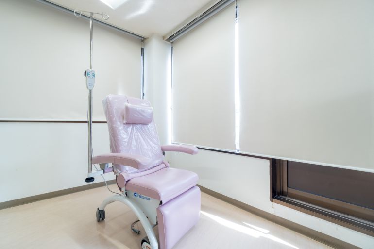 前室という部屋で目の消毒や点眼を行います